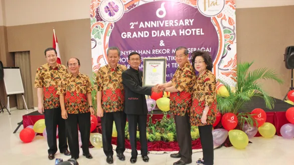 Sematkan Batik Nusantara sebagai Dekorasi Hotel Grand Diara Raih Rekor MURI