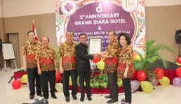 Sematkan Batik Nusantara sebagai Dekorasi Hotel, Grand Diara Raih Rekor MURI